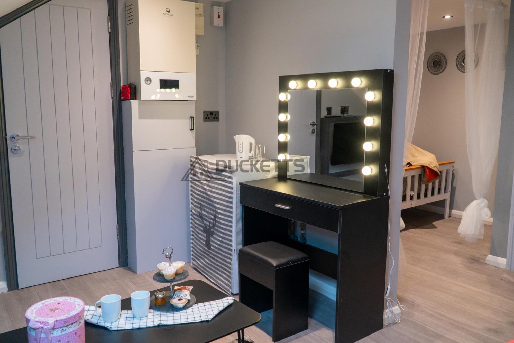 Bed & Breakfast Elegance Suits 20 Minutes To *