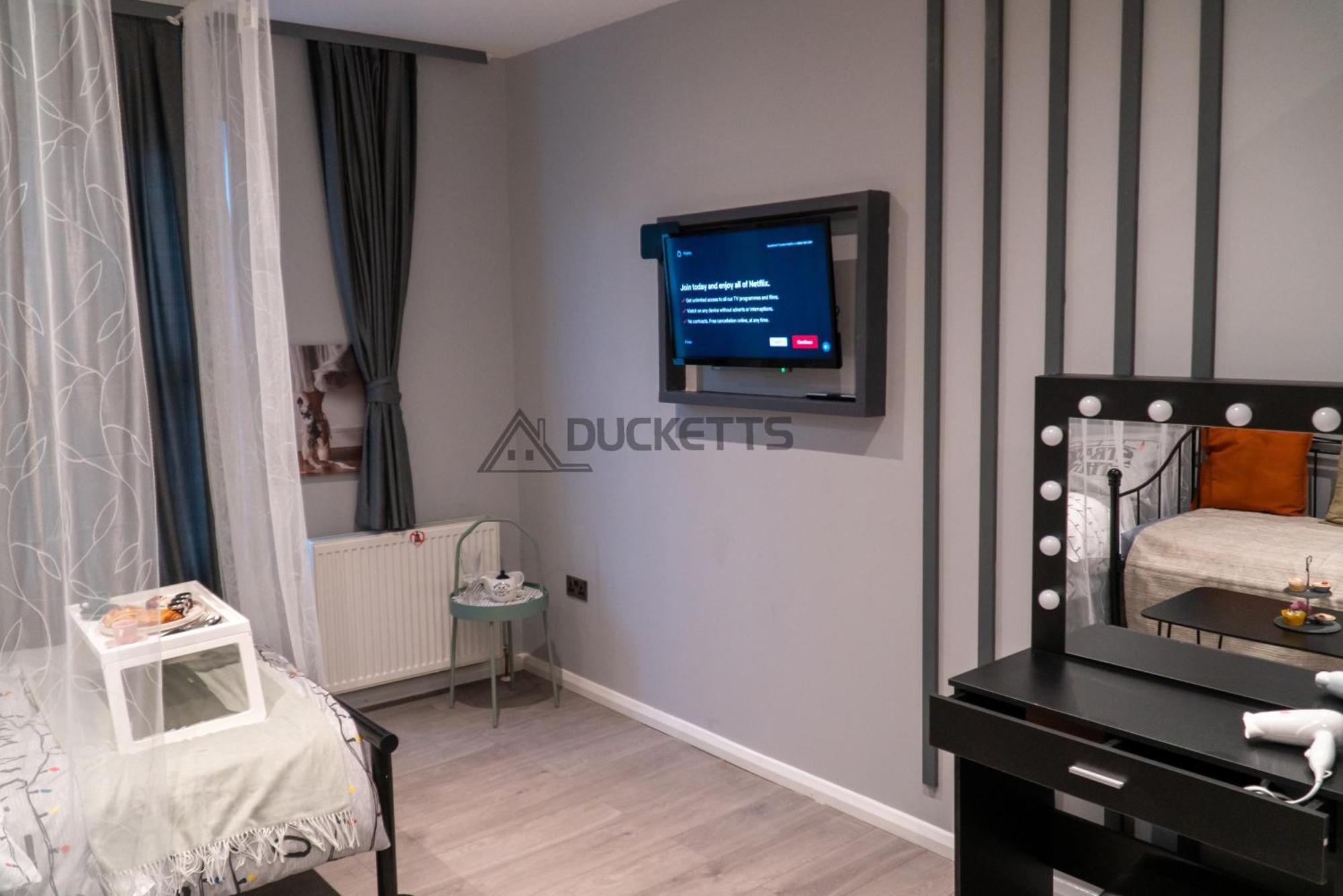 Bed & Breakfast Elegance Suits 20 Minutes To *