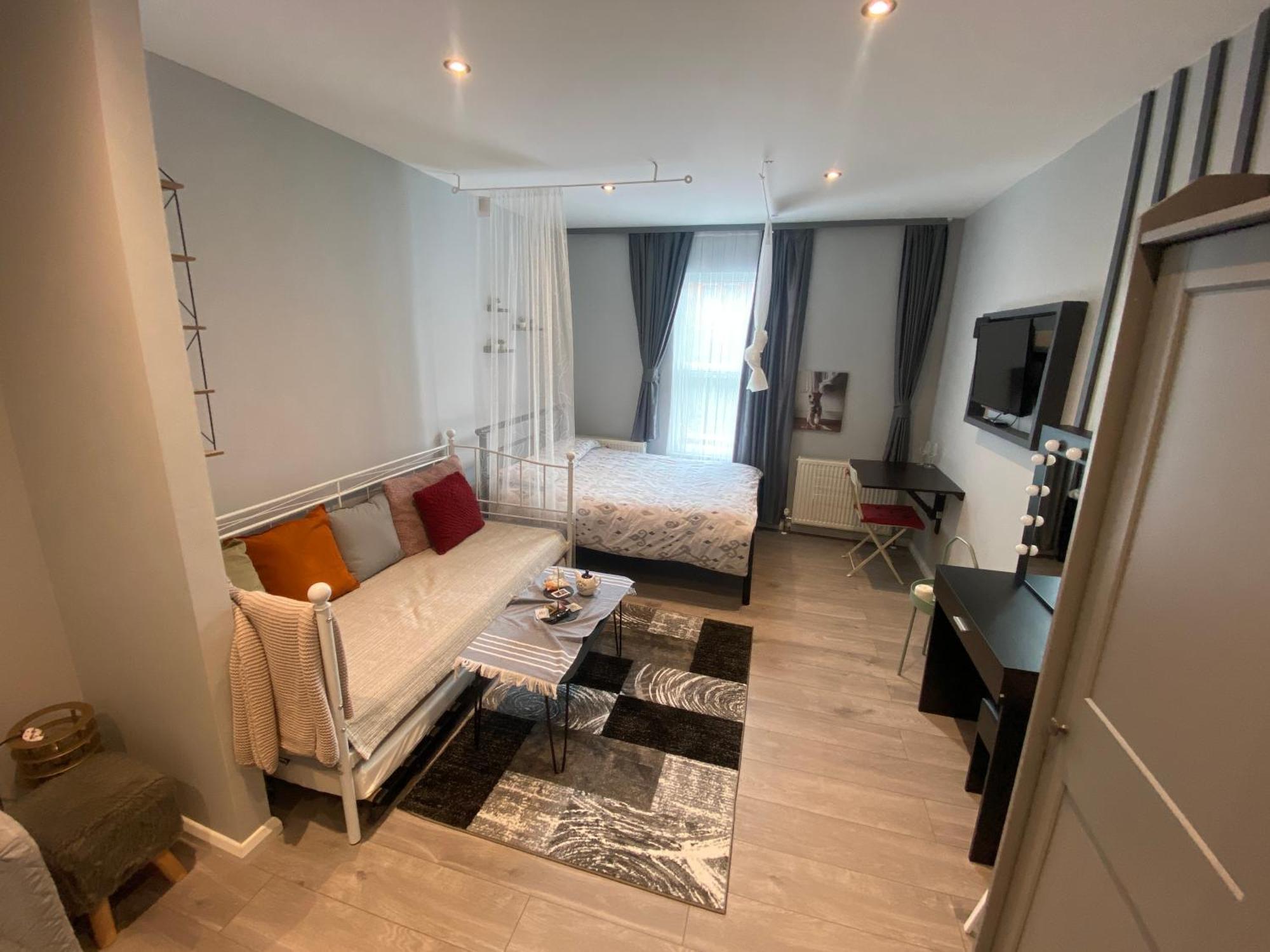 Bed & Breakfast Elegance Suits 20 Minutes To